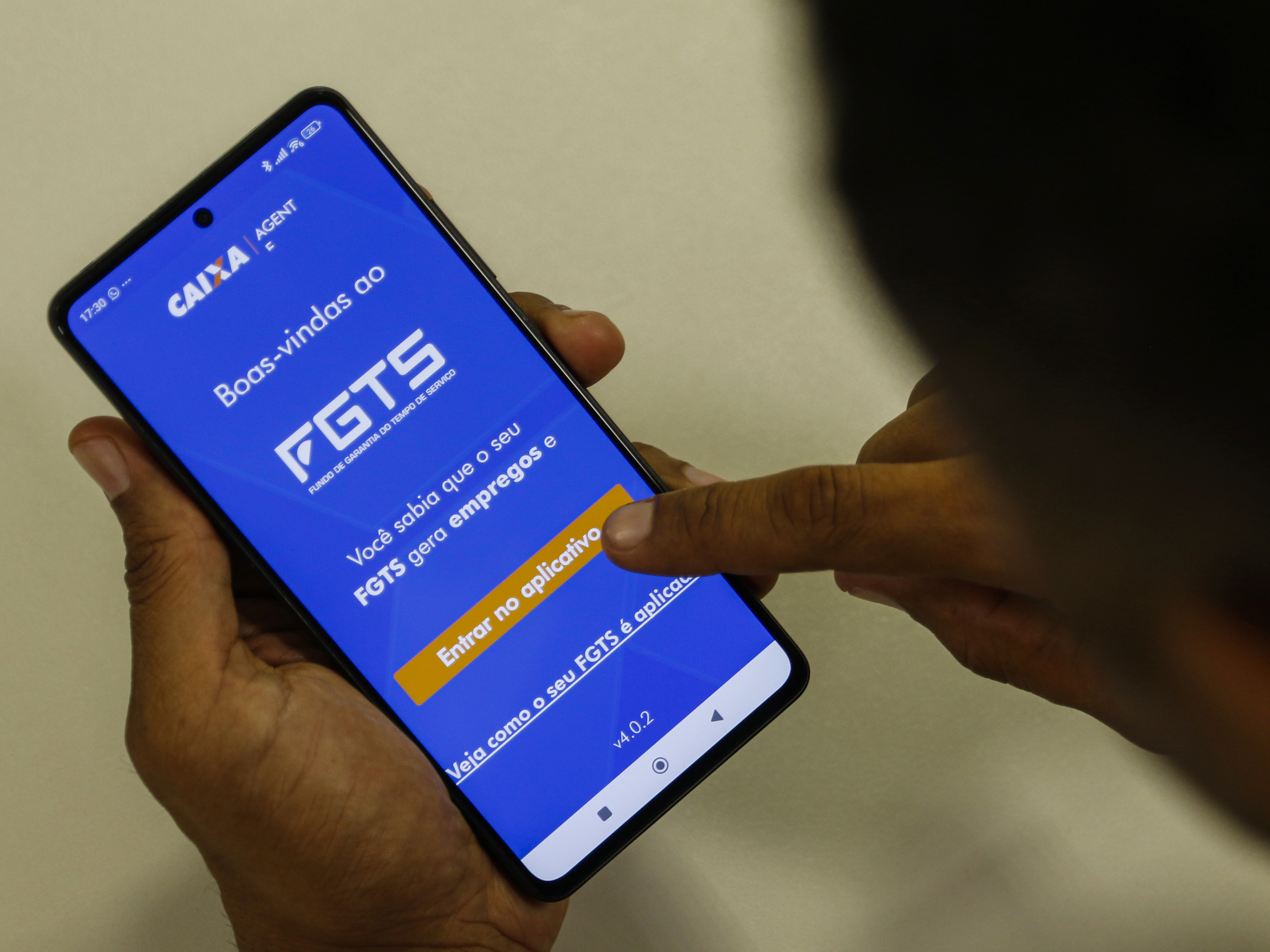 TRABALHADORES PODERÃO USAR ATÉ 20% DO FGTS PARA PAGAMENTO DE DÍVIDAS E GOVERNO PREVÊ INJEÇÃO DE R$ 4,5 BILHÕES NA ECONOMIA