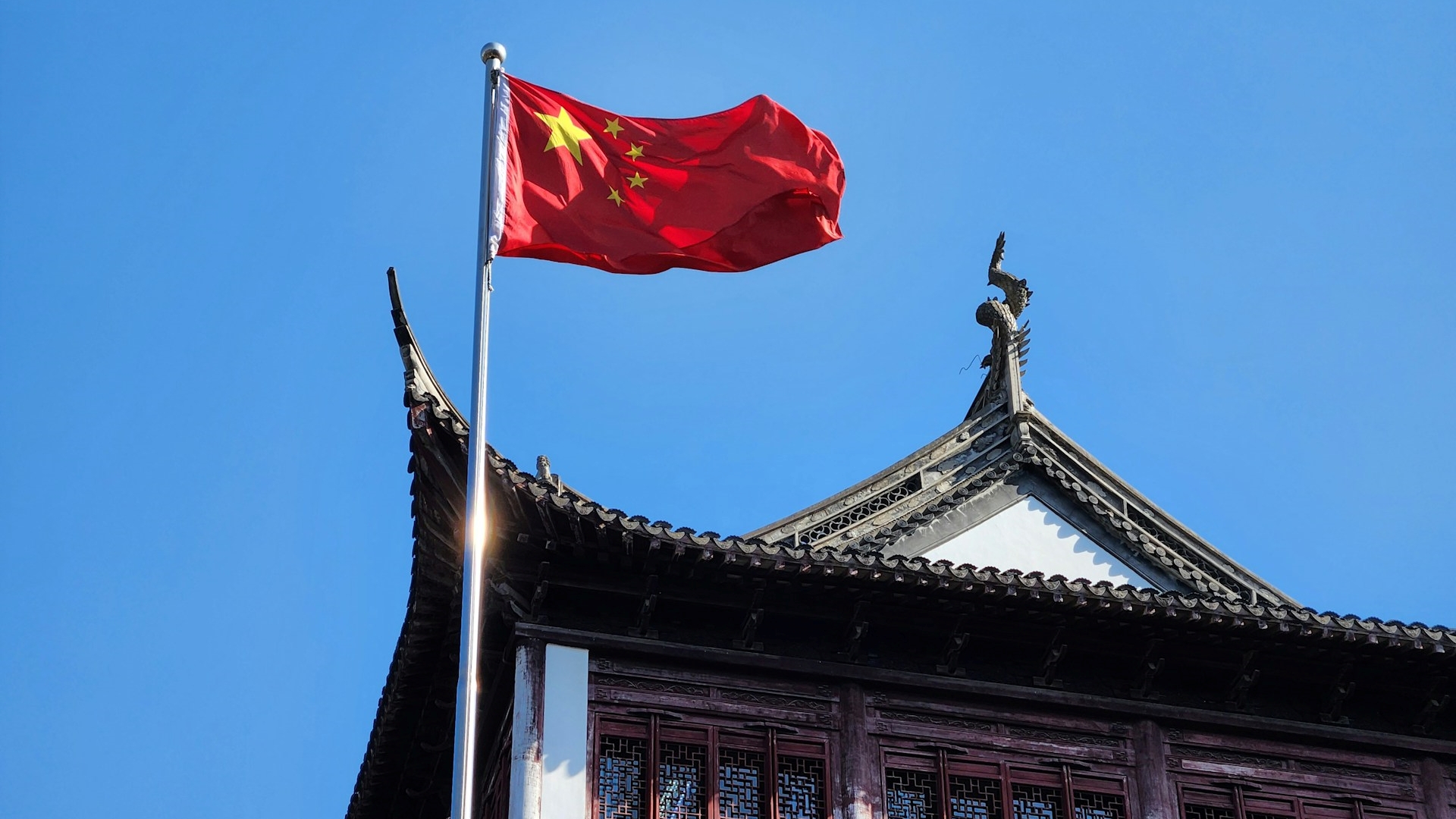 JUSTIÇA CHINESA PROÍBE EMPRESAS DE DEMITIREM FUNCIONÁRIOS PARA SUBSTITUÍ-LOS POR INTELIGÊNCIA ARTIFICIAL