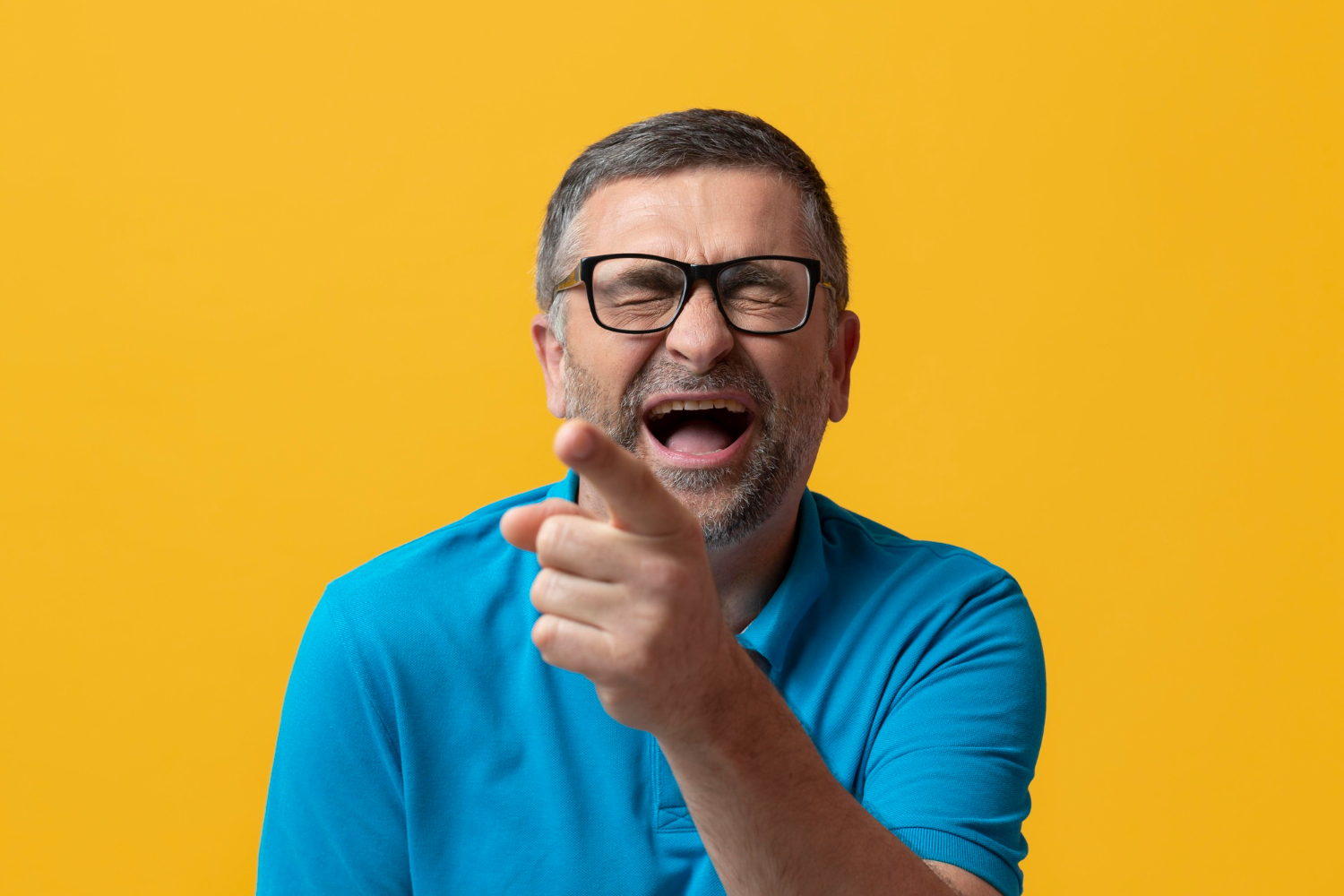 POR QUE HOMENS ADULTOS AINDA RIEM DE PIADAS DE 5ª SÉRIE? ENTENDA O FENÔMENO QUE ATRAVESSA GERAÇÕES.