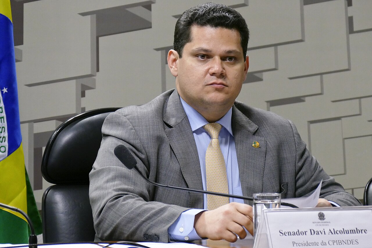 APÓS SILÊNCIO DE LULA, DAVI ALCOLUMBRE PROMULGA PL QUE PODE REDUZIR PENA DE BOLSONARO