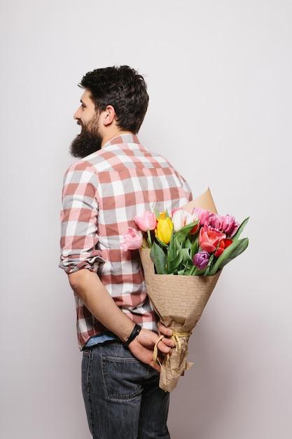 HOMENS QUE COSTUMAM DAR FLORES ÀS PARCEIRAS PODEM SOFRER MENOS COM A CALVÍCIE; ENTENDA A RELAÇÃO ENTRE ESTRESSE E QUEDA DE CABELO
