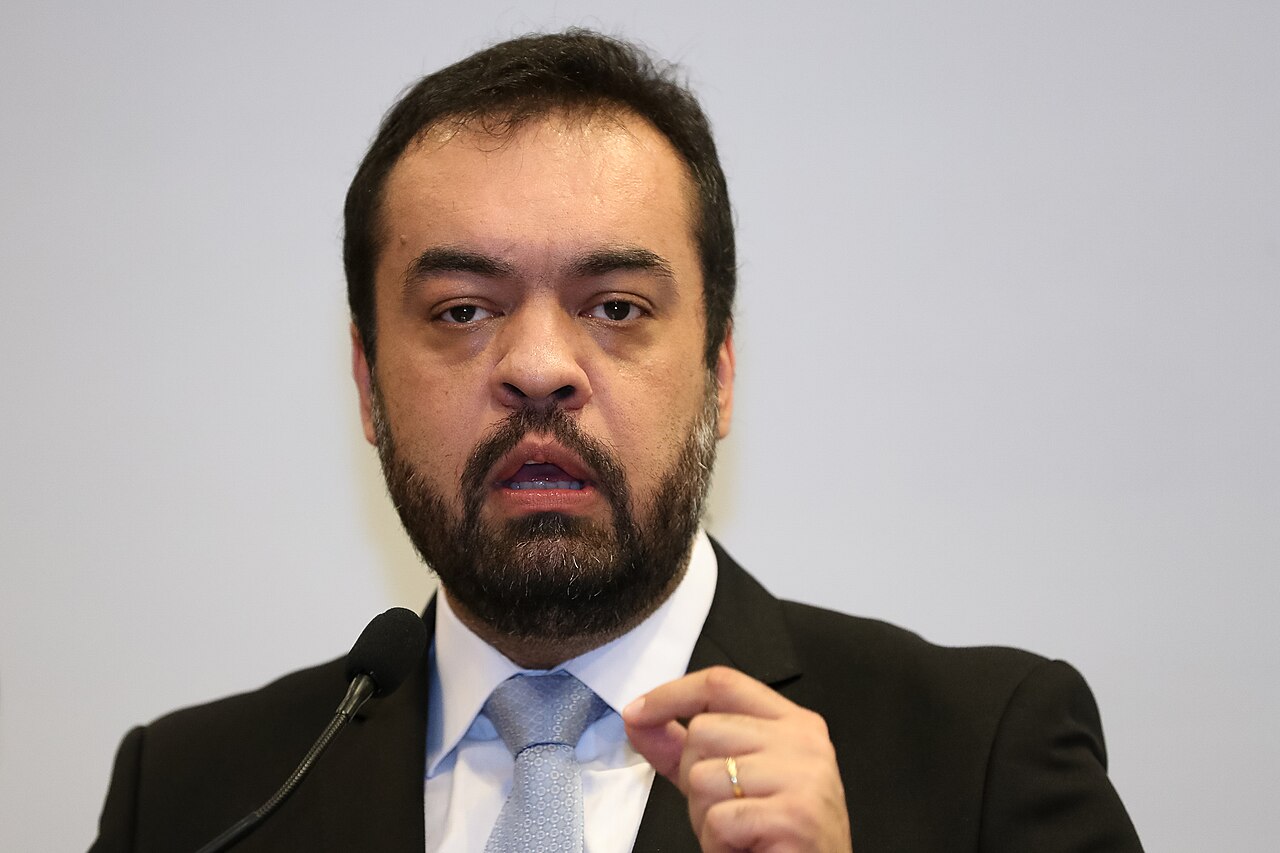 CERCO DA PF! CLÁUDIO CASTRO É ALVO DE OPERAÇÃO BILIONÁRIA SOBRE FRAUDES E SONEGAÇÃO DE IMPOSTOS