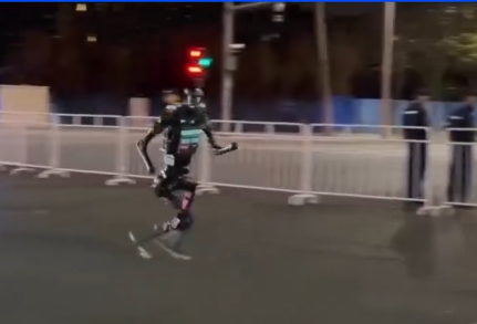 ROBÔ HUMANOIDE COMPLETOU MEIA MARATONA EM MENOS DE 54 MINUTOS NA CHINA