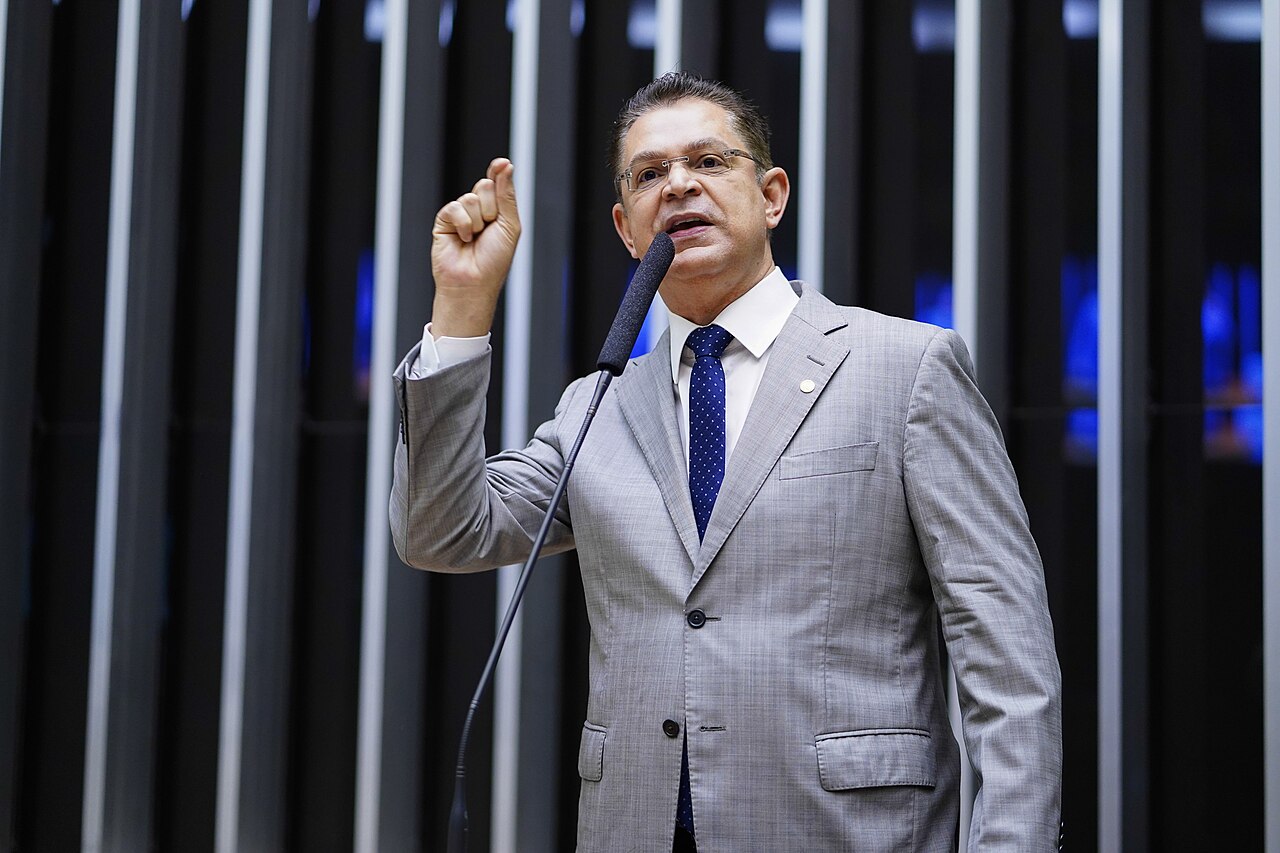 SÓSTENES CAVALCANTE, DO PL, DEFENDE ESCALA 4X3 E PROVOCA ESQUERDA