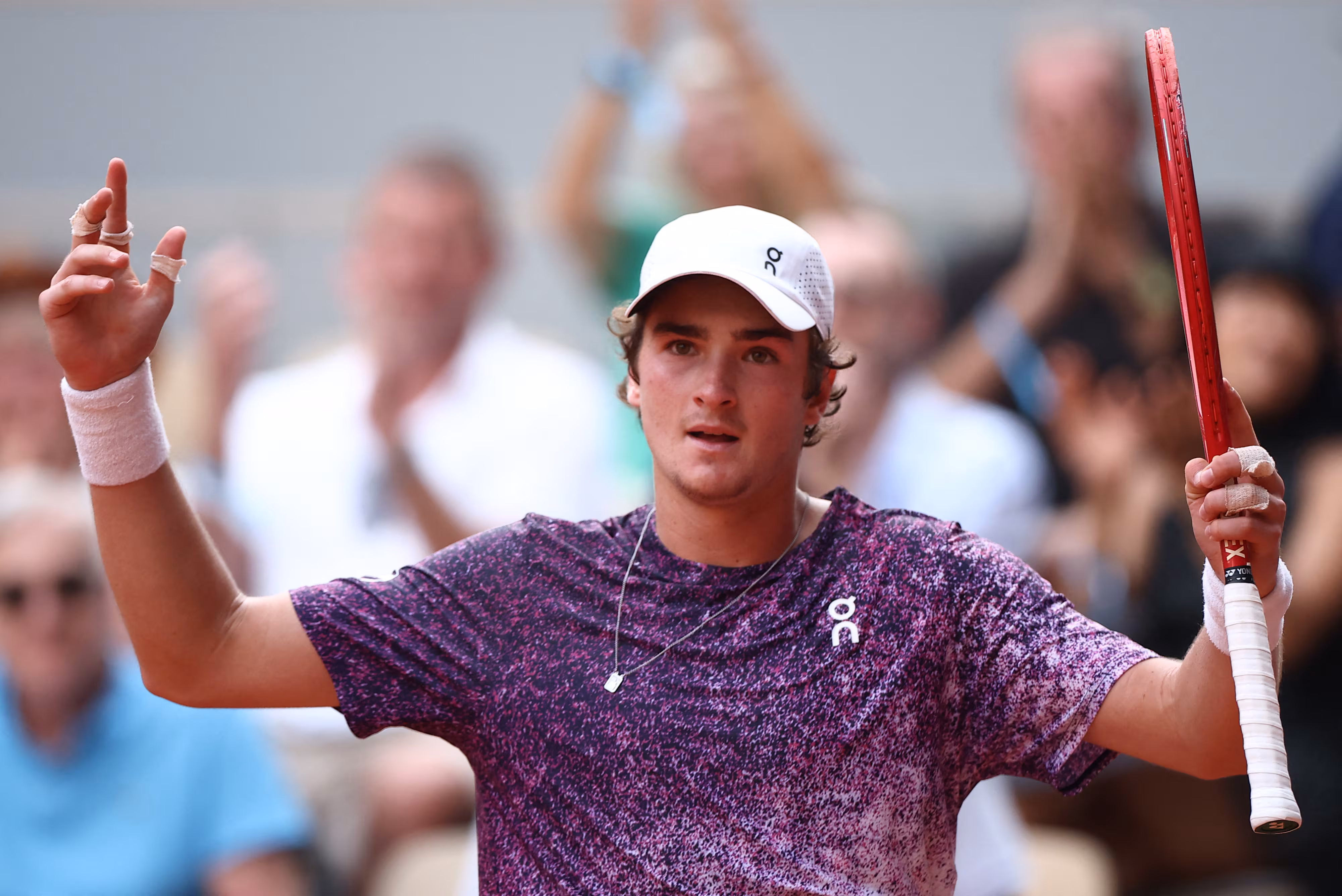 CONHEÇA JOÃO FONSECA: BRASILEIRO DE 19 ANOS VENCE DJOKOVIC EM ROLAND GARROS E GARANTE PRÊMIO MILIONÁRIO