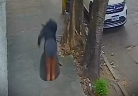 MULHER CAI EM BUEIRO NO RIO APÓS TAMPA CEDER; VÍDEO MOSTRA MOMENTO DO ACIDENTE