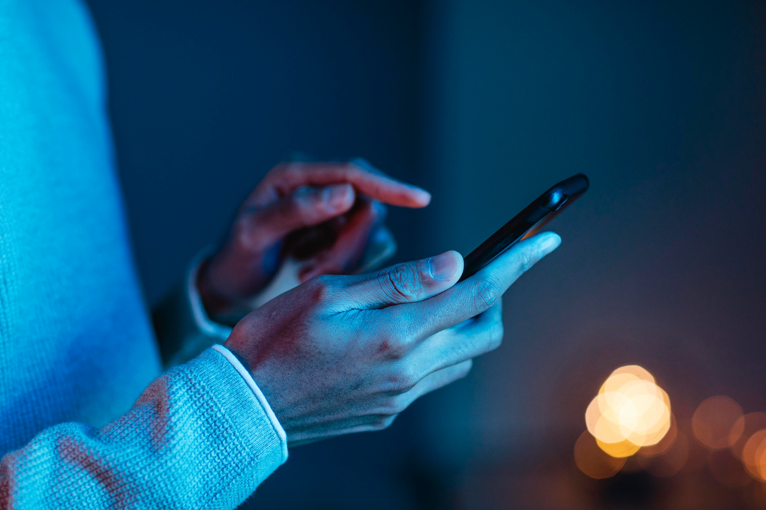 SEU CELULAR ESTÁ TE OUVINDO? ESPECIALISTAS EXPLICAM POR QUE OS ANÚNCIOS PARECEM ADIVINHAR O QUE VOCÊ FALA