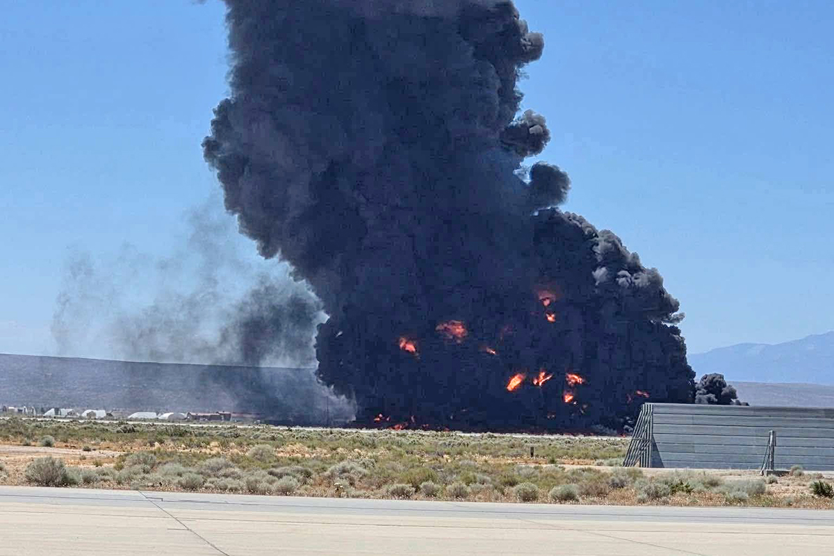BOMBARDEIRO B-52 DOS EUA CAI APÓS DECOLAGEM NA CALIFÓRNIA E DEIXA OITO MORTOS