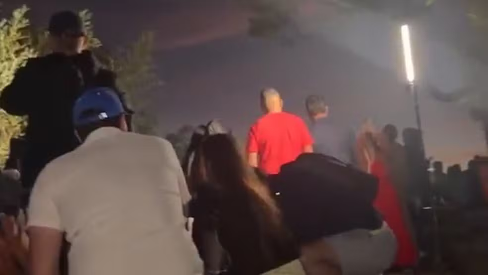 TURISTAS SE JOGAM NO CHÃO DURANTE TIROTEIO EM MIRANTE DO RIO EM OPERAÇÃO CONTRA O COMANDO VERMELHO