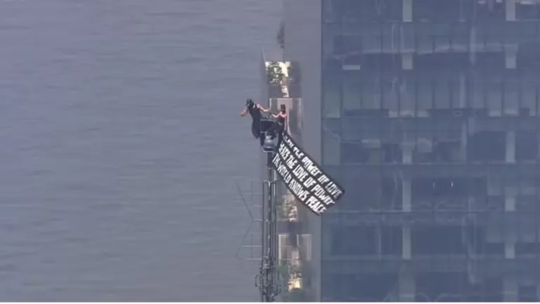 CASAL É PRESO APÓS PROTESTO E PEDIDO DE CASAMENTO NO TOPO DO EMPIRE STATE BUILDING