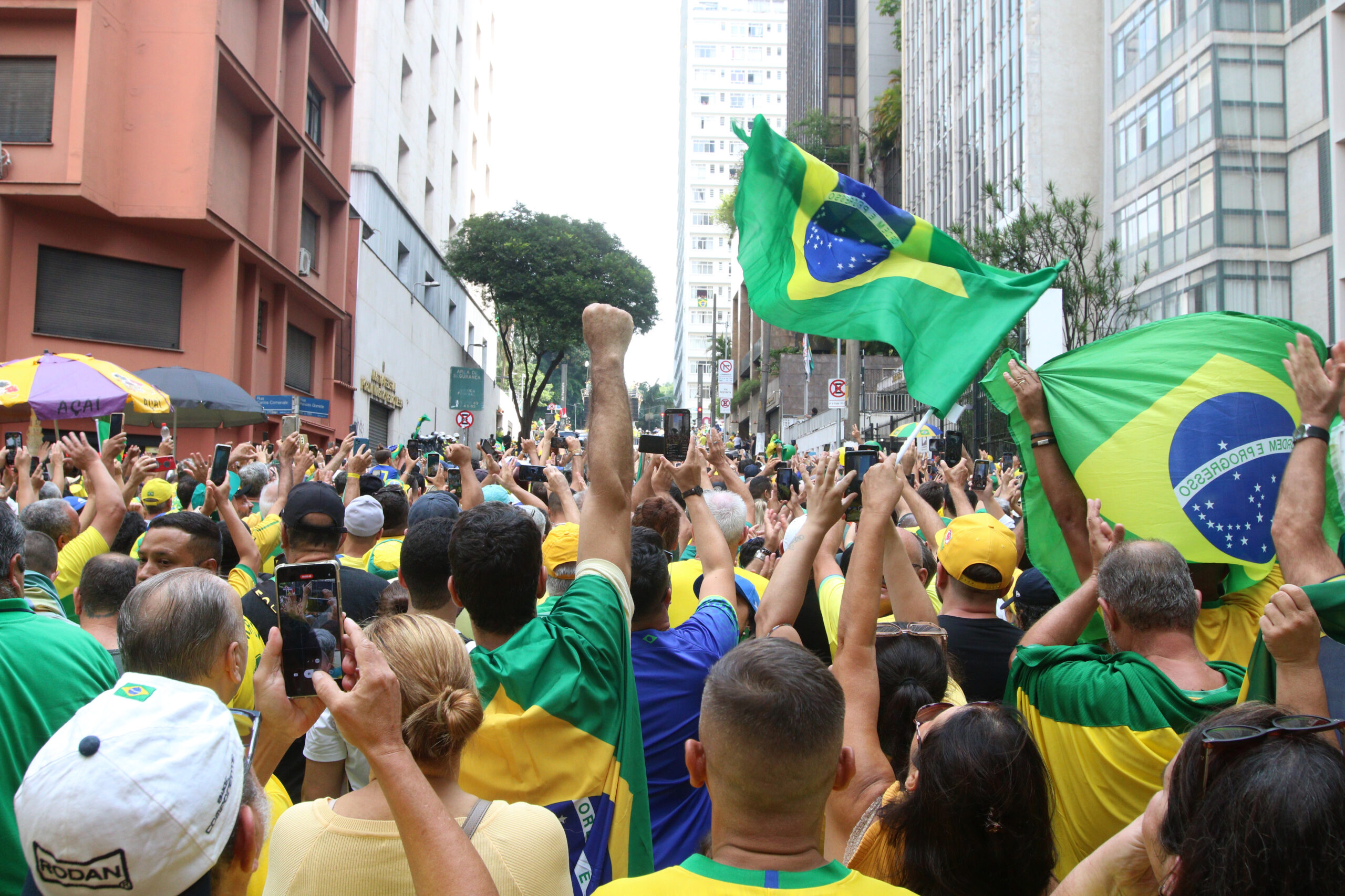 MAIS BRASILEIROS SE IDENTIFICAM COM A DIREITA DO QUE COM A ESQUERDA, APONTA DATAFOLHA