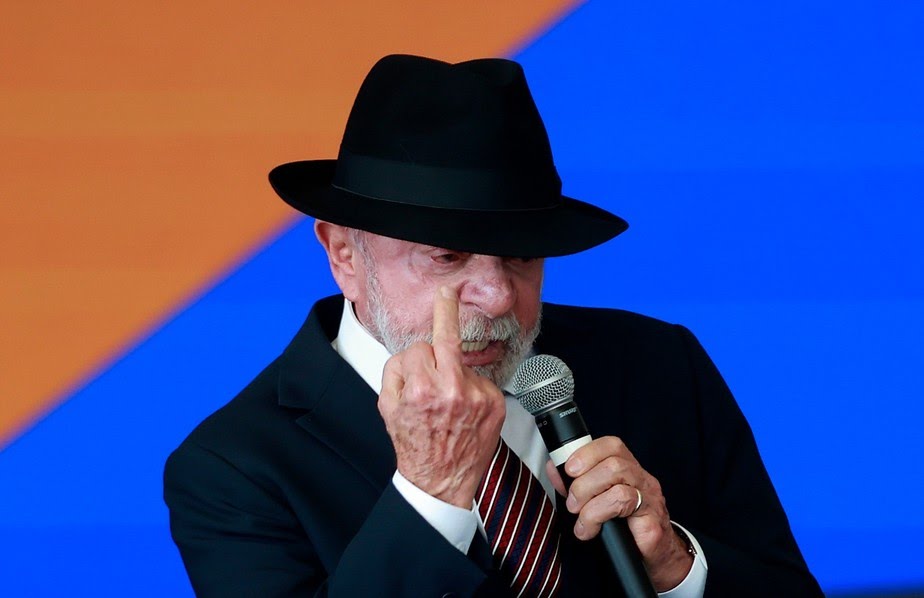 LULA MOSTRA DEDO DO MEIO DURANTE EVENTO OFICIAL EM BRASÍLIA
