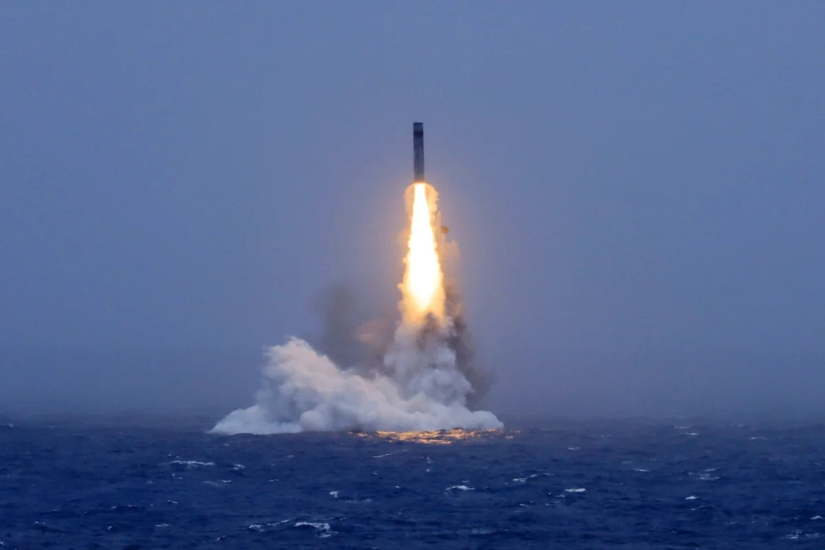 CHINA TESTA MÍSSIL LANÇADO DE SUBMARINO NUCLEAR E AUMENTA TENSÃO NO PACÍFICO