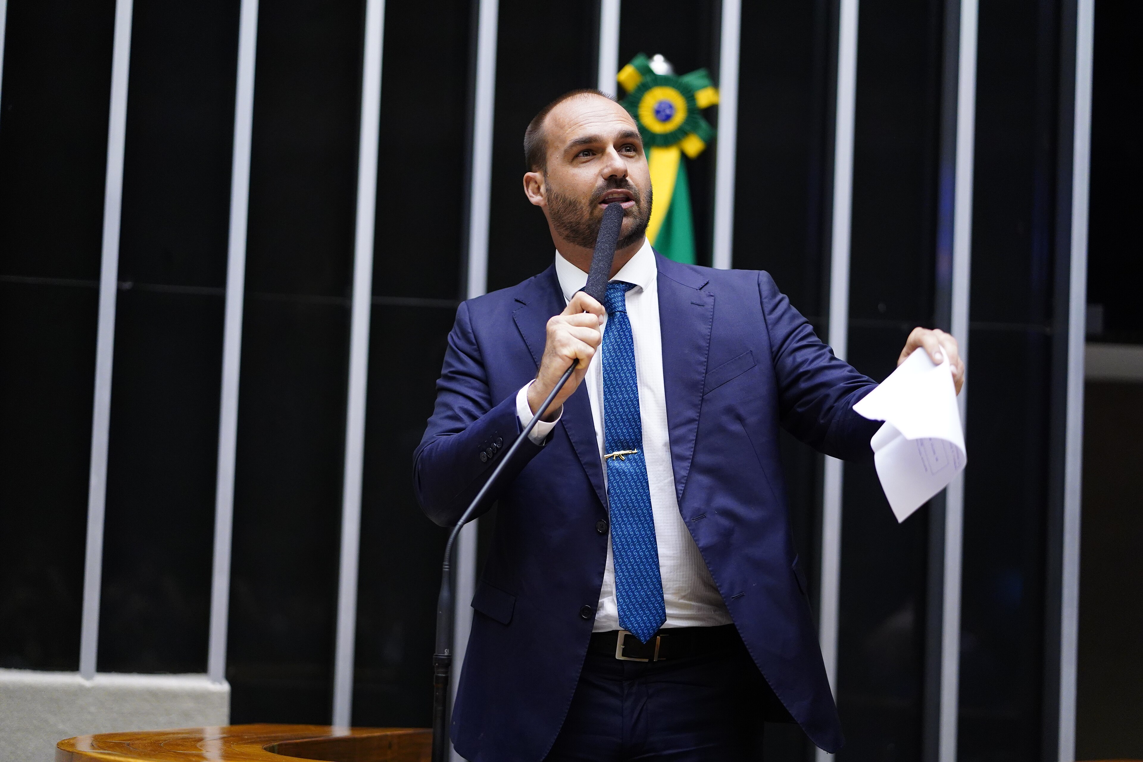PF CONCLUI PROCESSO E RECOMENDA DEMISSÃO DE EDUARDO BOLSONARO POR ABANDONO DE CARGO