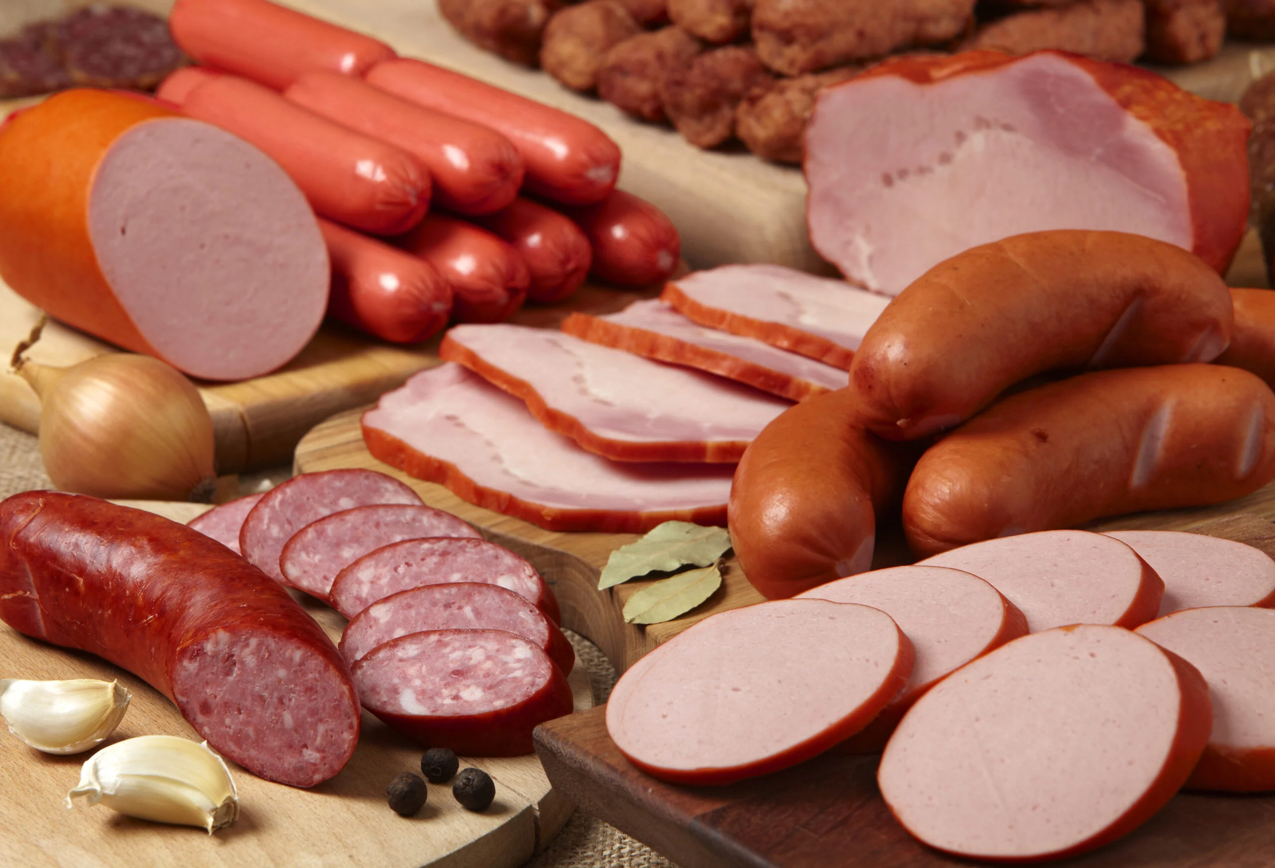 SALSICHA, PRESUNTO E LINGUIÇA TÊM CLASSIFICAÇÃO CANCERÍGENA IGUAL À DO CIGARRO