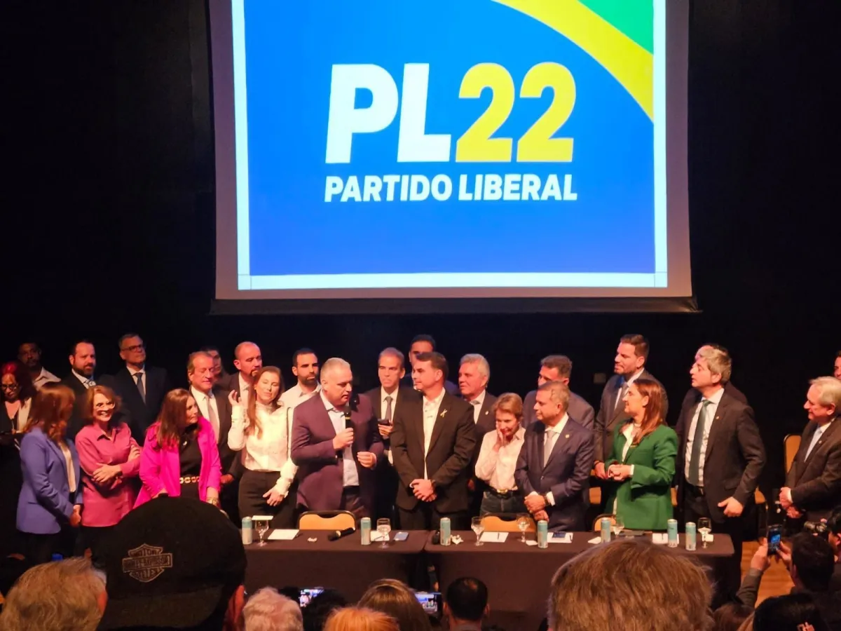 FLÁVIO BOLSONARO CONFIRMA ALFREDO GASPAR COMO VICE EM CHAPA PURA DO PL