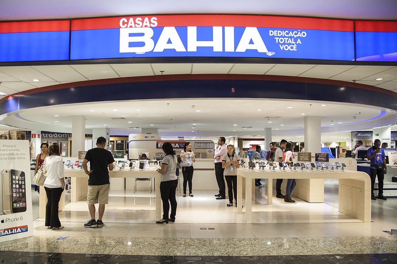 CASAS BAHIA FECHA 298 LOJAS E DEMITE CERCA DE 1,9 MIL FUNCIONÁRIOS EM NOVA REESTRUTURAÇÃO