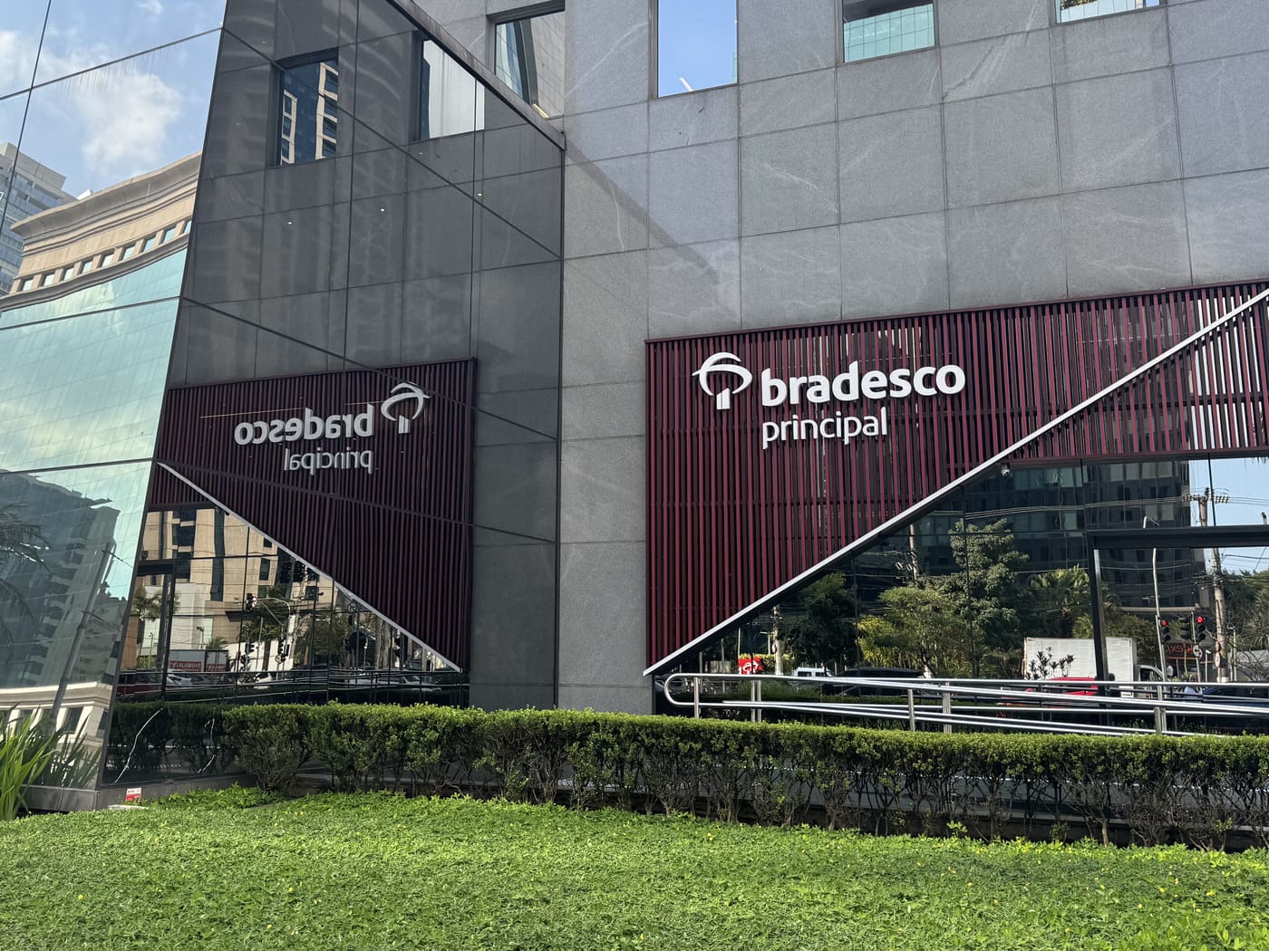 ONDA DE CORTES: APÓS CASAS BAHIA, BRADESCO FECHA 324 AGÊNCIAS E REDUZ 2,4 MIL POSTOS EM UM ANO