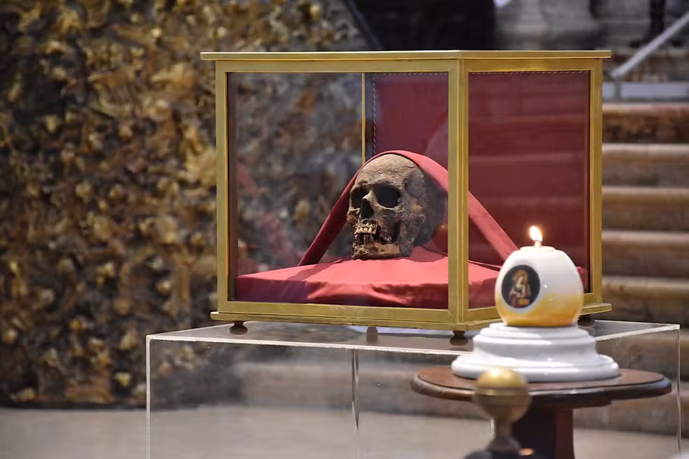 BISPO BEIJA CRÂNIO DE SANTA DE QUASE 2 MIL ANOS DURANTE CELEBRAÇÃO NA ITÁLIA