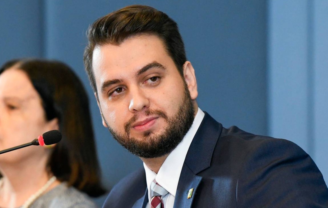 CASO FILIPE MARTINS: DOCUMENTOS APONTAM 4 FUNCIONÁRIOS DOS EUA E 3 BRASILEIROS EM TRAMITAÇÃO DE REGISTRO FALSO