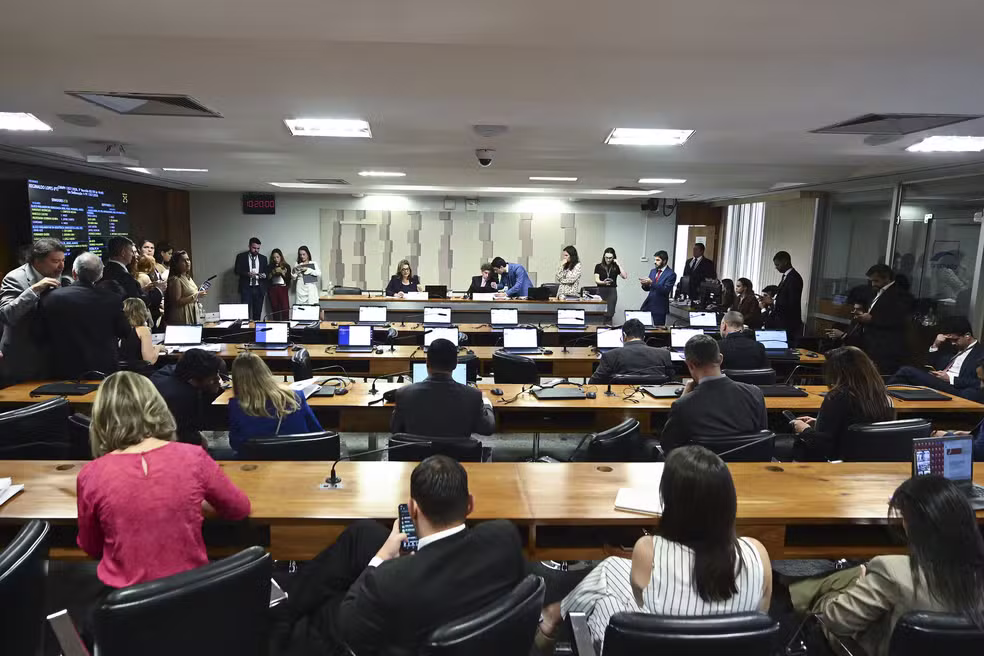 COMISSÃO APROVA FIM DA “TAXA DAS BLUSINHAS” E TEXTO SEGUE PARA VOTAÇÃO NA CÂMARA