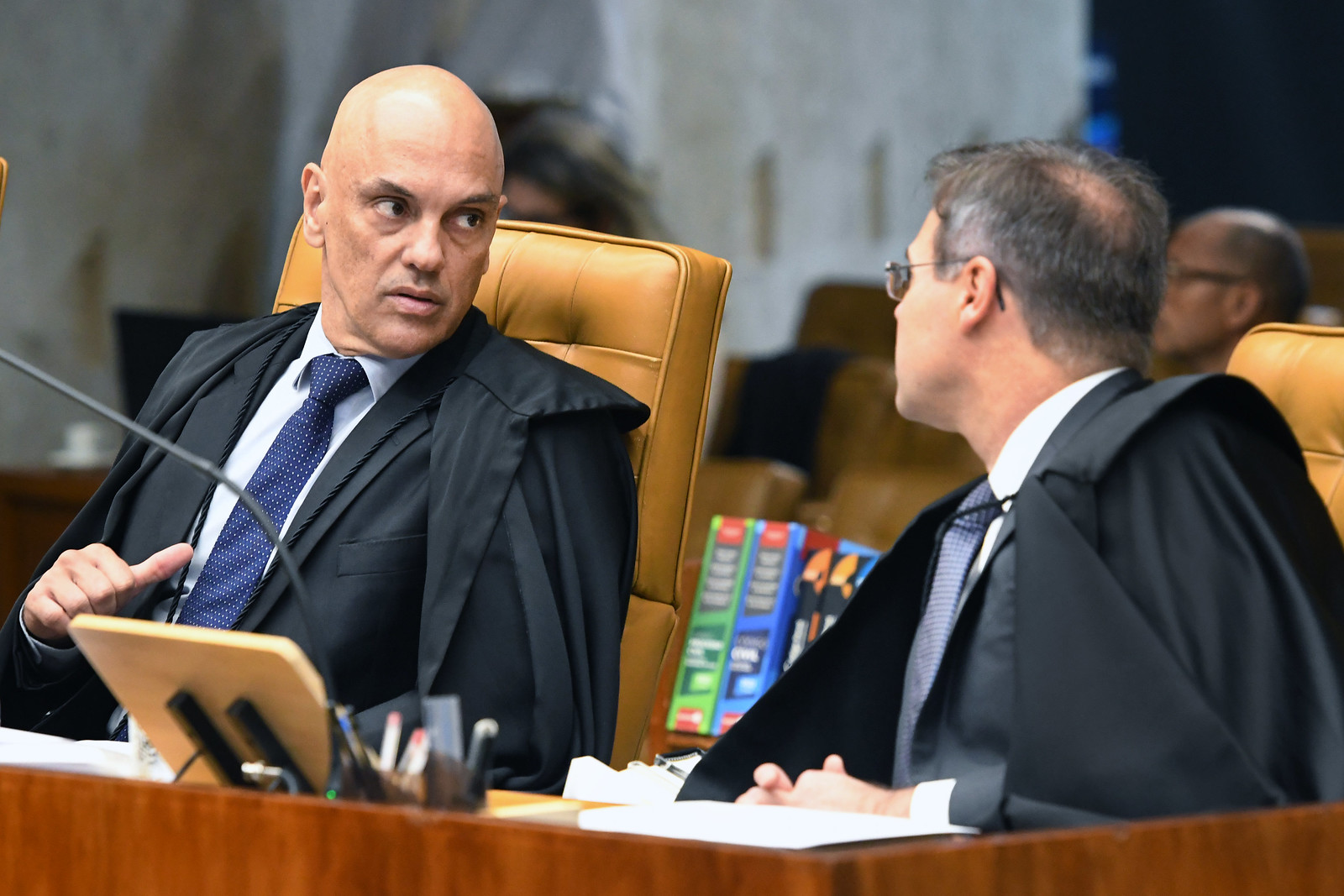 MENDONÇA CITA VOTO DE MORAES CONTRA “DOSSIÊS” PARA JUSTIFICAR AFASTAMENTO DA CÚPULA DA PF