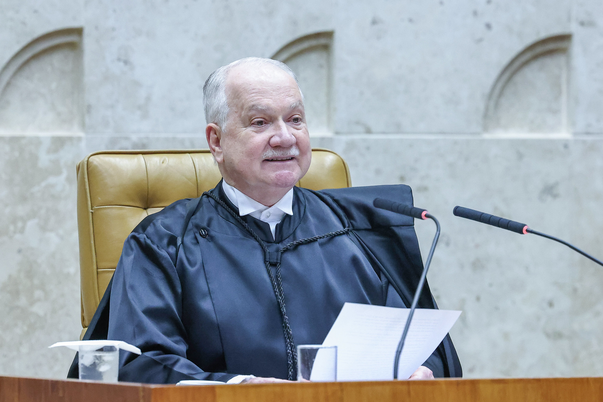 FACHIN ASSUME CONTROLE DA CRISE NO STF, FREIA DECISÕES CONFLITANTES E LEVA CASO AO PLENÁRIO