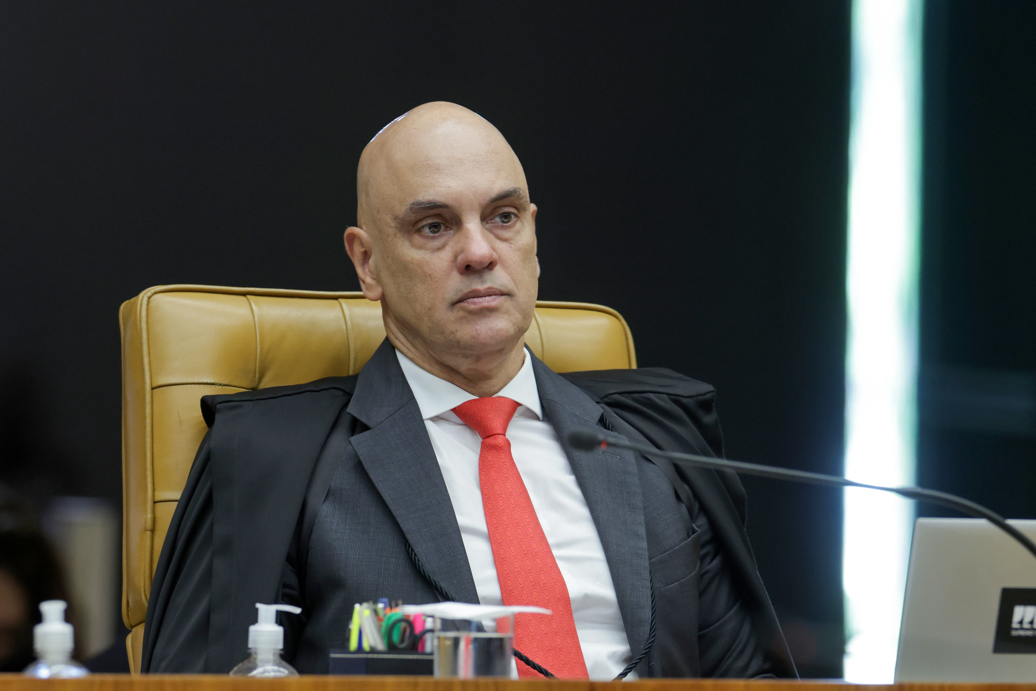 O SILÊNCIO DE MORAES VIRA PARTE DA CRISE: MINISTRO MARCA PRONUNCIAMENTO, CANCELA E ADIA RESPOSTAS
