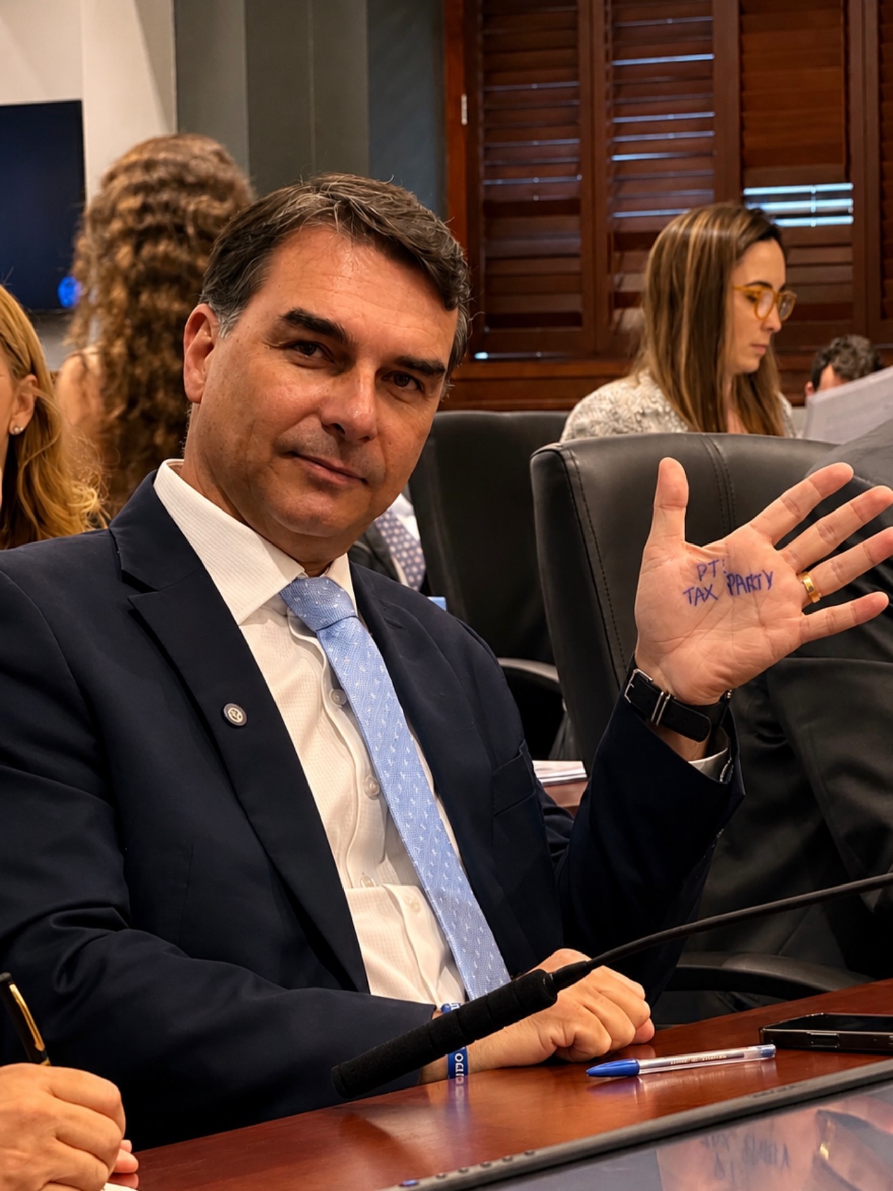 FLÁVIO BOLSONARO É INVESTIGADO PELA PF DESDE JULHO EM INQUÉRITO SOBRE FINANCIAMENTO DE ‘DARK HORSE’