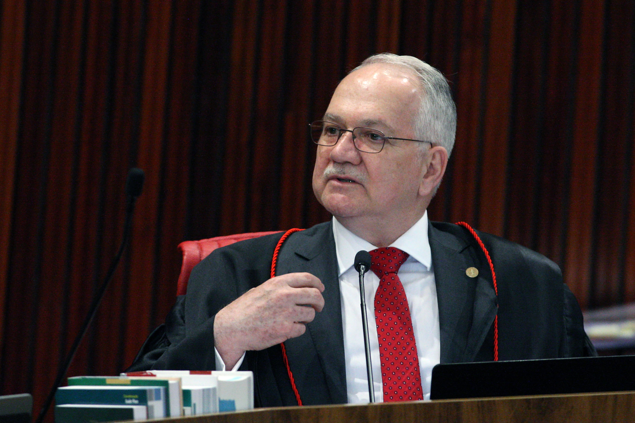 FACHIN DÁ 24 HORAS À PF PARA INFORMAR SITUAÇÃO DO CELULAR DE VORCARO APÓS PEDIDOS DE MORAES, ZANIN E GILMAR