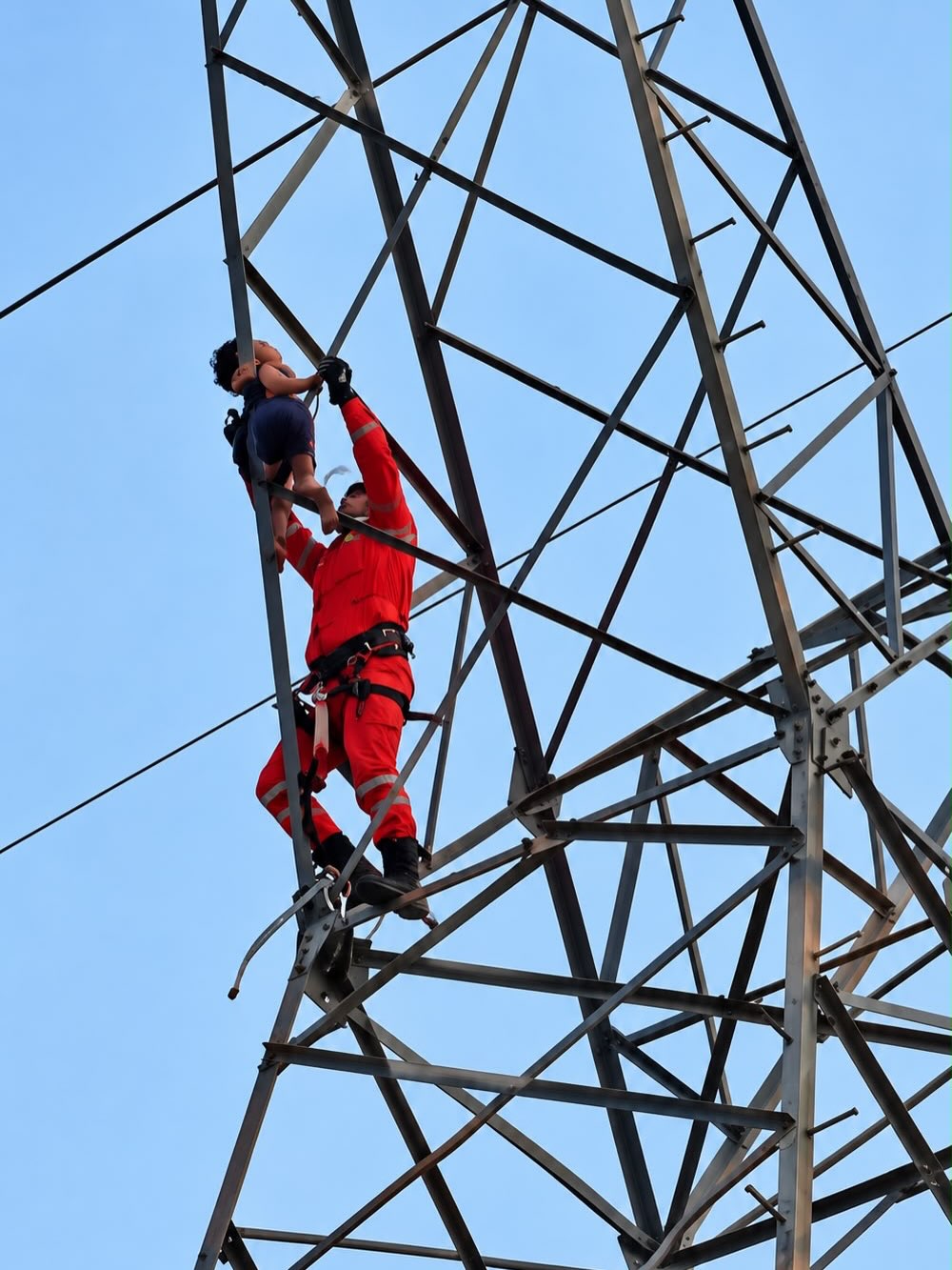 MENINO DE 5 ANOS SOBE EM TORRE DE ALTA TENSÃO EM ARIQUEMES E É RESGATADO PELOS BOMBEIROS