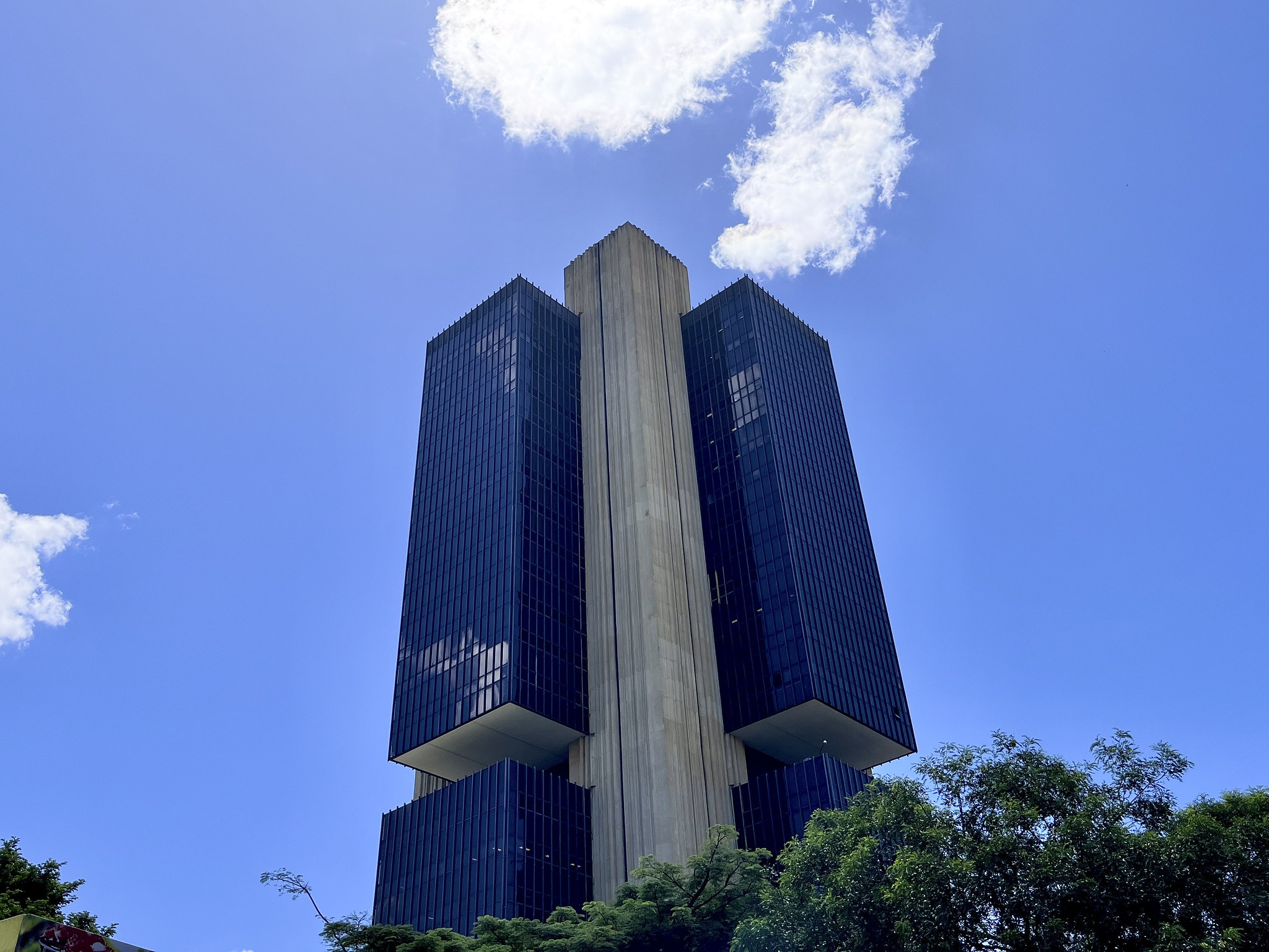 SELIC CAI PARA 13,75% APÓS 5º CORTE SEGUIDO; VEJA O QUE MUDA NO CRÉDITO E NOS INVESTIMENTOS