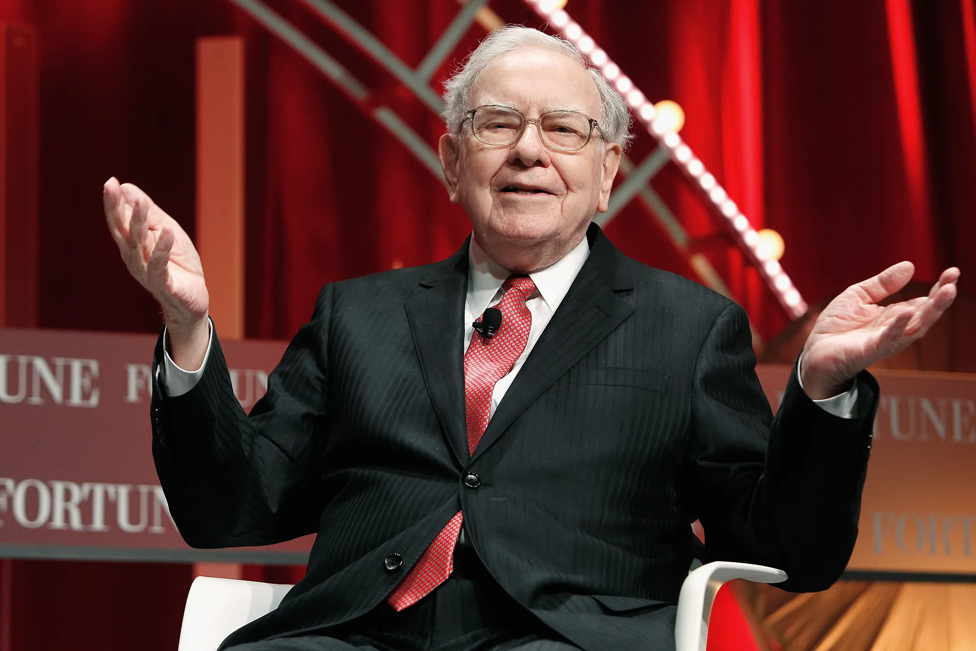 “O TEMPO SEMPRE VENCE”: WARREN BUFFETT DEIXA PRESIDÊNCIA DO CONSELHO DA BERKSHIRE AOS 96 ANOS