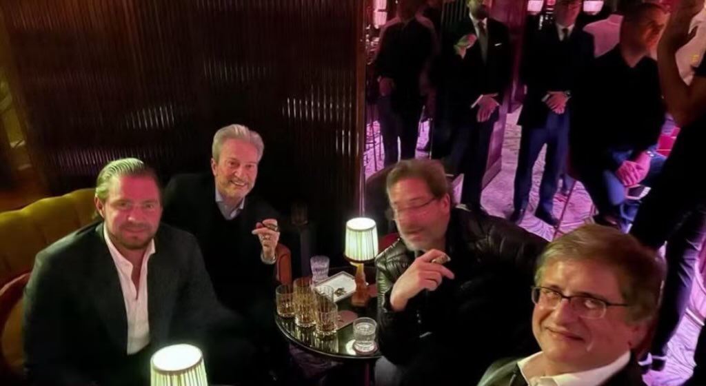 IMAGEM ENCONTRADA NO CELULAR DE VORCARO MOSTRA GONET EM CONFRATERNIZAÇÃO COM CHARUTOS EM LONDRES