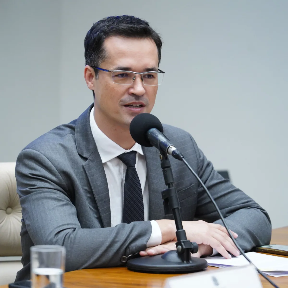 EM DECISÃO MONOCRÁTICA, MINISTRO DO TSE NOMEADO POR LULA SUSPENDE CAMPANHA DE DELTAN AO SENADO