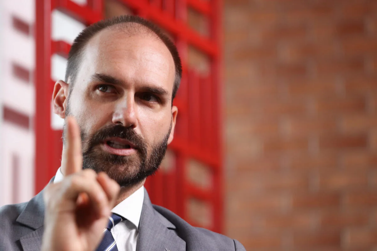 EDUARDO BOLSONARO É DEMITIDO DA POLÍCIA FEDERAL POR ABANDONO DE CARGO