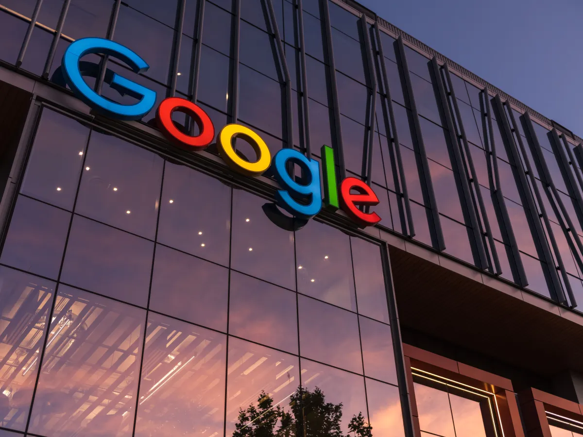GOOGLE É MULTADA EM € 403 MILHÕES NA EUROPA POR IRREGULARIDADES NO USO DE DADOS DE LOCALIZAÇÃO